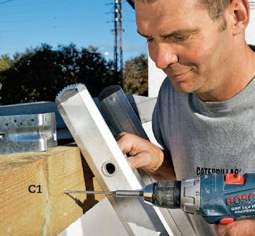 Bygga vedskjul mot vägg Bygga vedskjul mot vägg: Sätt upp den första regeln på de två sparrarna